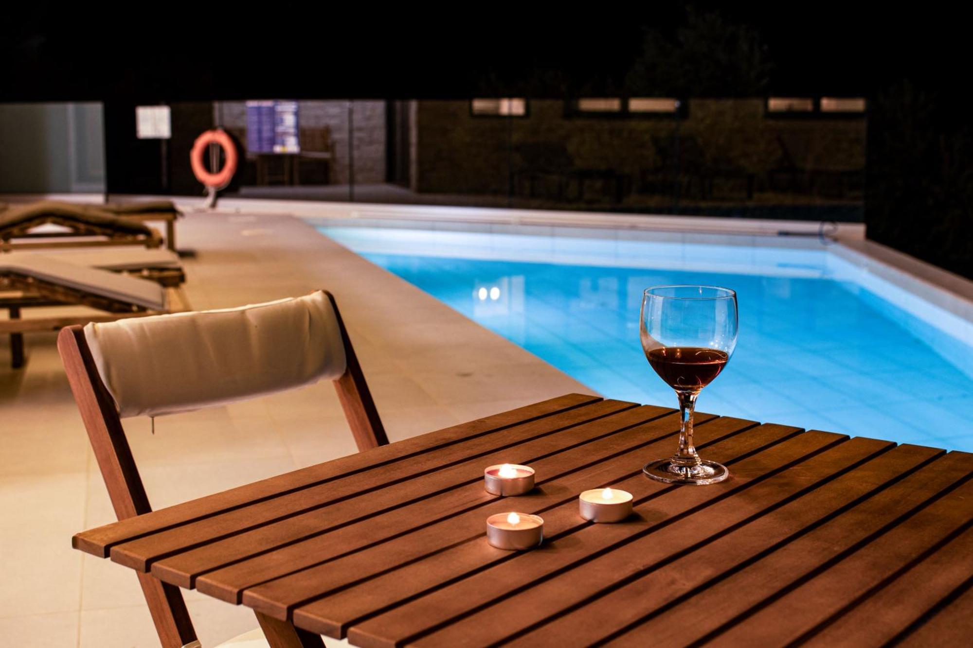 Διαμέρισμα Cream Cozy Getaway - 3 Pearls Pool Retreat *